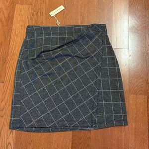 Max Studio Charcoal Plaid Pencil Skirt. Size small. NWT